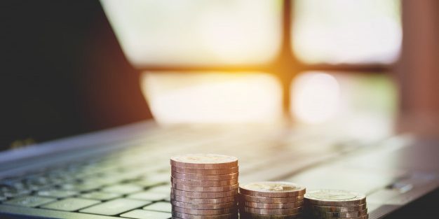 pila-monedas-computadora-portatil-concepto-financiero-contable-ahorro_43284-760
